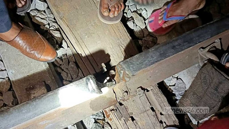 রেলপাত ‘কাটা’, নীলসাগর এক্সপ্রেস থামাল এলাকাবাসী