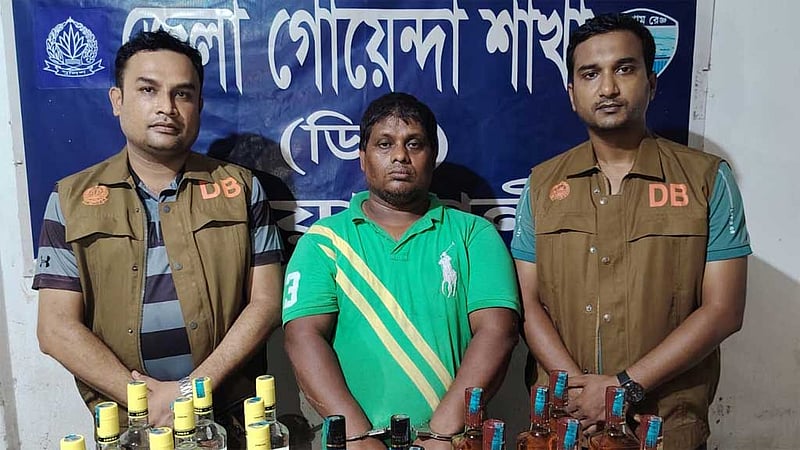 নোয়াখালীতে দারোয়ানের কক্ষ থেকে ২০ বোতল বিদেশি মদ উদ্ধার
