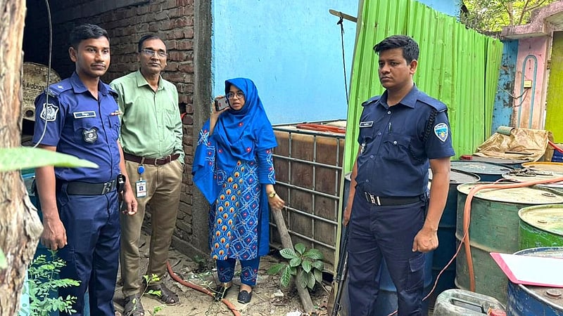 নোয়াখালীতে ব্যবসায়ীর বাড়ি থেকে সাড়ে ৫ হাজার লিটার তেল জব্দ