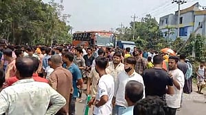 নরসিংদীতে কৃষককে গ্রেপ্তারের প্রতিবাদে ঢাকা-সিলেট মহাসড়ক অবরোধ