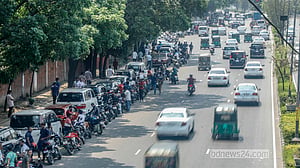 চৈত্রের কড়া রোদে তেলের লাইনে হয়রান চালকেরা