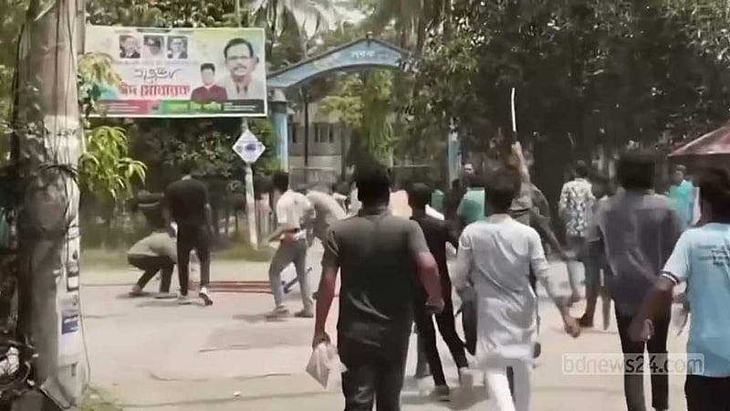ঈশ্বরদী কলেজে ছাত্রদল-শিবিরের মধ্যে সংঘর্ষ, ককটেল বিস্ফোরণ