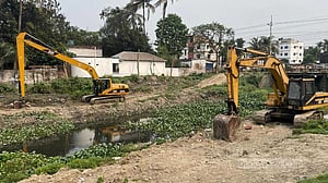 পাবনায় জ্বালানি সংকটে বন্ধ ইছামতী নদীর খননকাজ