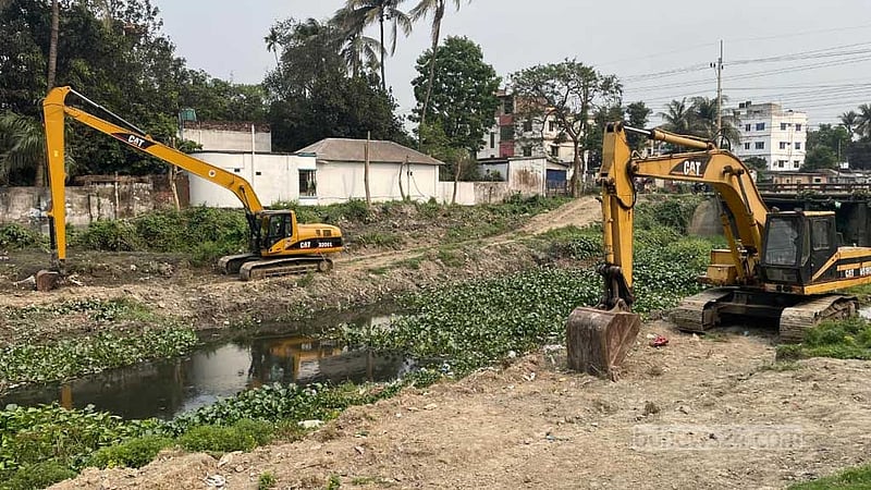 পাবনায় জ্বালানি সংকটে বন্ধ ইছামতী নদীর খননকাজ