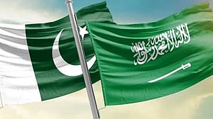 পাকিস্তানি সামরিক বাহিনীর একটি দল যুদ্ধবিমান নিয়ে সৌদি আরবে