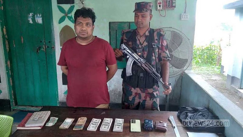 বাংলাবান্ধা স্থলবন্দরে ২৪ হাজার ডলারসহ ভারতীয় নাগরিক আটক