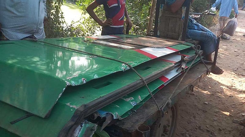 ট্রাকের সঙ্গে ঘষা লেগে পর্যটক এক্সপ্রেসের ৫ দরজা ক্ষতিগ্রস্ত