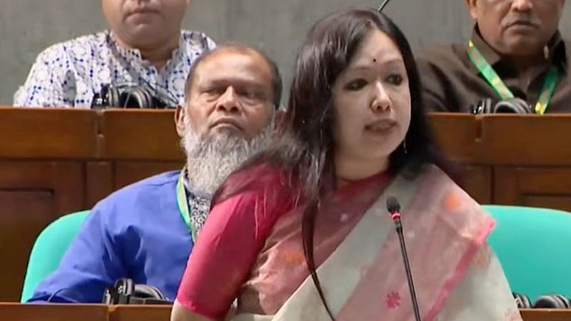 ২২০০ টাকার নিচে সিলিন্ডার ‘মেলে না’, লাইনের গ্যাসের চুলাও ‘মিটিমিটি’: সংসদে রুমিন