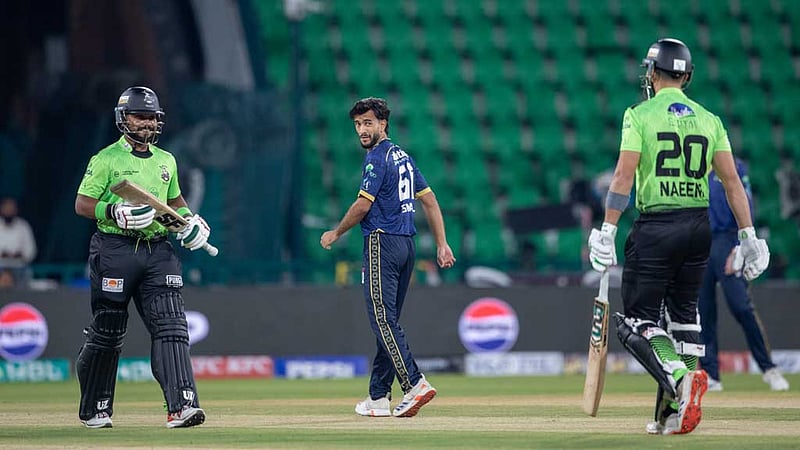 ৫ ছক্কায় পারভেজের ঝড়ো ইনিংস