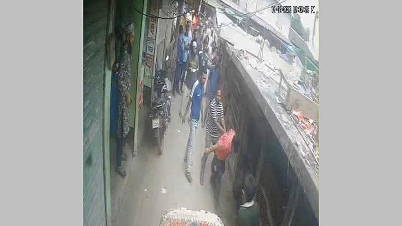 পটুয়াখালীতে ‘চাঁদা না পেয়ে’ ব্যবসায়ীকে মারধরের অভিযোগ মৎস্যজীবী দল নেতাদের বিরুদ্ধে