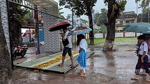 পটুয়াখালীতে ঝড়ে বিদ্যালয়ের গেইট ভেঙে কয়েক শিক্ষার্থী আহত