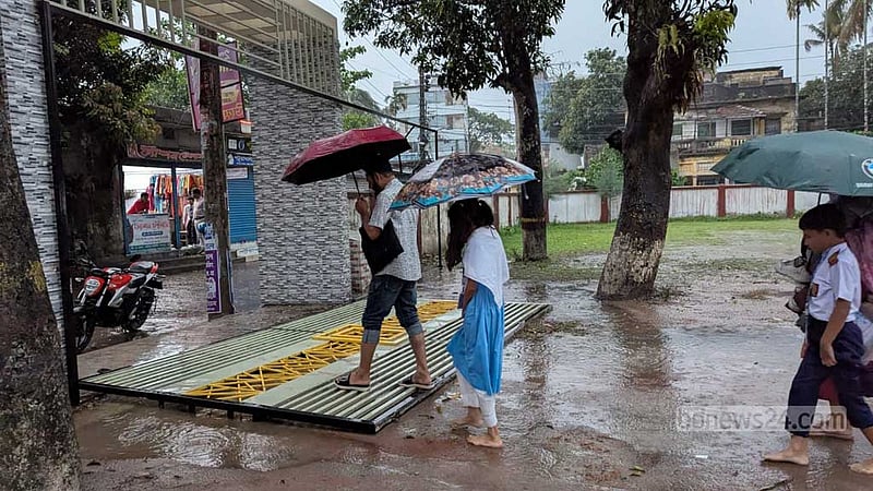 পটুয়াখালীতে ঝড়ে বিদ্যালয়ের গেইট ভেঙে কয়েক শিক্ষার্থী আহত