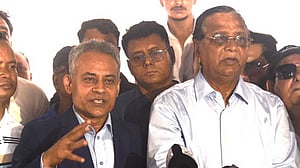 ধানমন্ডি লেকে নির্দিষ্ট সীমানার বাইরে ব্যবসা নয়: মন্ত্রী রবিউল