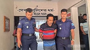 রাজবাড়ীতে মাইক্রোবাসে নারীকে তুলে নিয়ে ‘দলবেঁধে ধর্ষণ’, গ্রেপ্তার ১