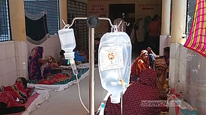 রাজবাড়ী হাসপাতালে হঠাৎ ডায়রিয়া রোগীর চাপ, মেঝেতেই চিকিৎসা