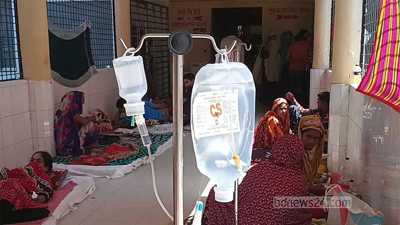 রাজবাড়ী হাসপাতালে হঠাৎ ডায়রিয়া রোগীর চাপ, মেঝেতেই চিকিৎসা