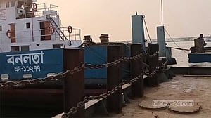 পদ্মায় বাসডুবি: দৌলতদিয়ার ৭ নম্বর ফেরিঘাটে বসল সুরক্ষা রেলিং