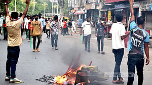 রাজশাহী শ্রমিক ইউনিয়নের কার্যালয় দখল নিয়ে সংঘর্ষ, হাতবোমা বিস্ফোরণ