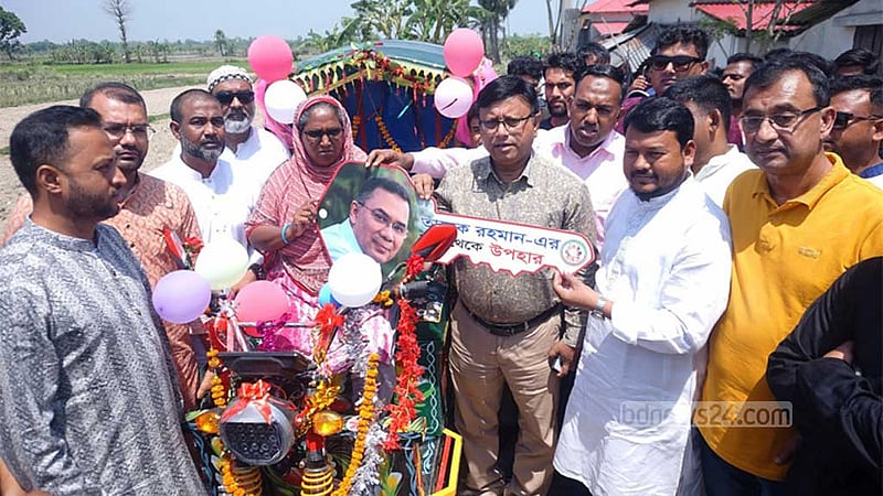 প্রধানমন্ত্রীর উপহারের রিকশা পেলেন রাজশাহীর টুলি বেগম