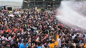‘মৈত্রী পানি বর্ষণে’ নতুন বছর বরণ