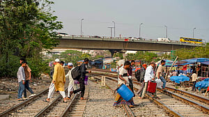 ঝুঁকি নিয়ে পারাপার