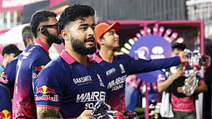 ড্রেসিং রুমে ভ্যাপিং: রিয়ান পারাগের মোটা অঙ্কের জরিমানা
