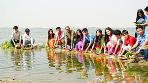বিজুতে পদ্মায় ফুল ভাসালেন রাবির পাহাড়ি শিক্ষার্থীরা, ছুটি না পাওয়ায় ক্ষোভ