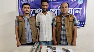 সাভারে বিদেশি অস্ত্র-গুলিসহ ৯ মামলার আসামি গ্রেপ্তার