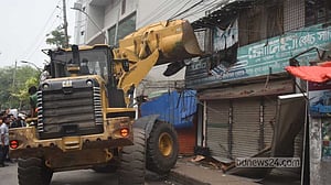 সায়েদাবাদে টার্মিনালের বাইরে ২৪০ অবৈধ বাস কাউন্টার, উচ্ছেদ শুরু