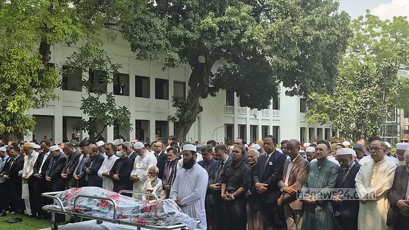 আজিমপুরে শায়িত হলেন সাবেক আইনমন্ত্রী শফিক আহমেদ