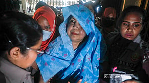 আদালত প্রাঙ্গণে শিরীন শারমিন চৌধুরী