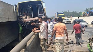 সিরাজগঞ্জে চলন্ত বাসের চাকা ফেটে বিভাজকে ধাক্কা: নিহত ৩