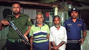 কাজিপুরে সরকারি পাট বীজ বিক্রির সময় কৃষি কর্মকর্তা আটক, অর্থদণ্ড