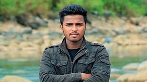 সিলেটে সাদাপাথর বোঝাই ট্রাক্টর উল্টে শ্রমিকের মৃত্যু