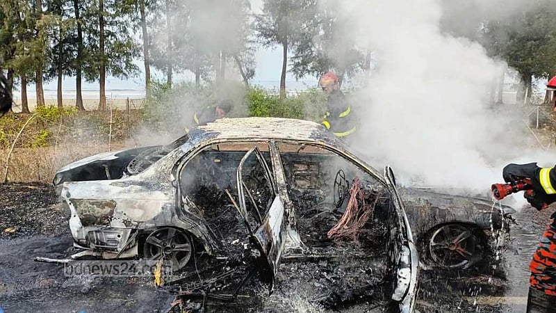 মেরিন ড্রাইভে চলন্ত গাড়িতে আগুন, যাত্রীরা দ্রুত নামায় রক্ষা