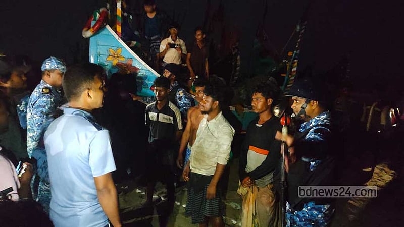 আরাকান আর্মির কবল থেকে ফিরলেন বাংলাদেশি ১৪ জেলে