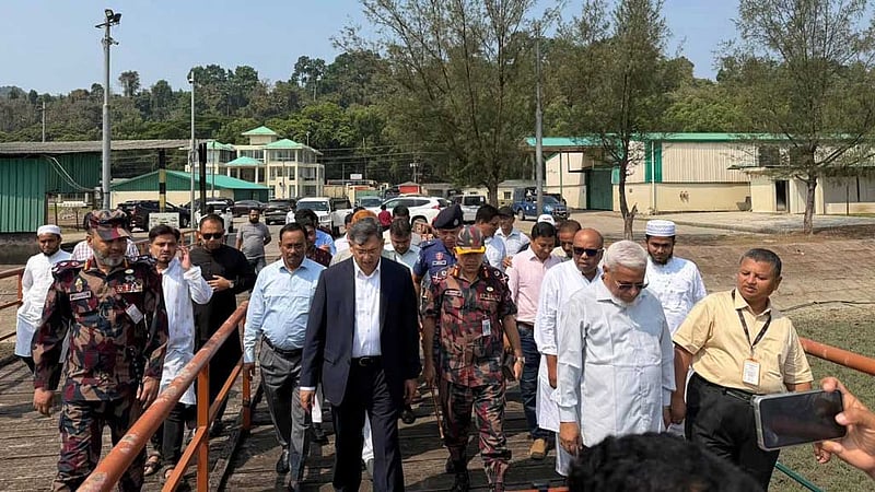 টেকনাফ স্থলবন্দর পরিদর্শন করলেন স্বরাষ্ট্রমন্ত্রী