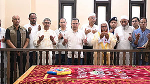 ভাসানীর কবর জিয়ারত করলেন প্রধানমন্ত্রী