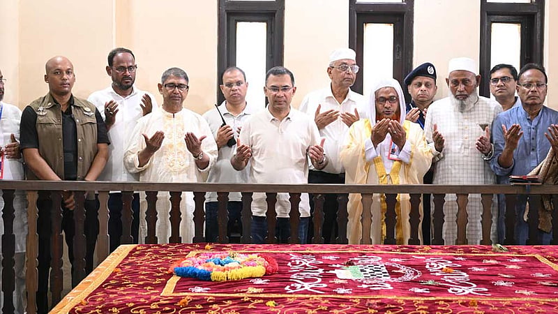 ভাসানীর কবর জিয়ারত করলেন প্রধানমন্ত্রী