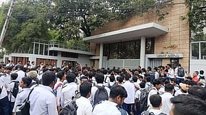 শিক্ষক ‘হেনস্তার’ অভিযোগে বিচারপতির বিরুদ্ধে বিক্ষোভ, স্মারকলিপি