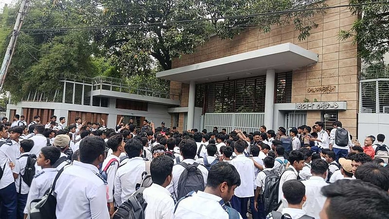 শিক্ষক ‘হেনস্তার’ অভিযোগে বিচারপতির বিরুদ্ধে বিক্ষোভ, স্মারকলিপি