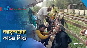ছাতার নিচে কাঁচি-ক্ষুর নিয়ে দিন কাটে শিশুর