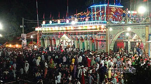 আখাউড়ার কল্লা শহীদ মাজারে মানুষের ঢল, দুর্ঘটনায় নিহত ১, আহত ৮