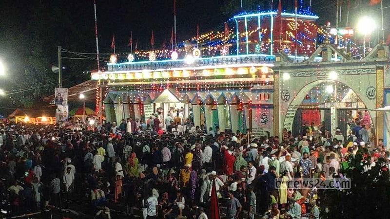 আখাউড়ার কল্লা শহীদ মাজারে মানুষের ঢল, দুর্ঘটনায় নিহত ১, আহত ৮