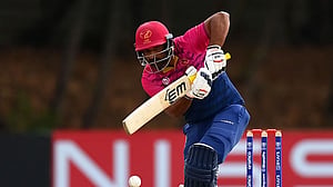 ১৫ মাস নিষিদ্ধ আরব আমিরাত ব্যাটসম্যান