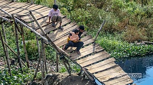 ভাঙা-নড়বড়ে সাঁকোই তাদের ভরসা