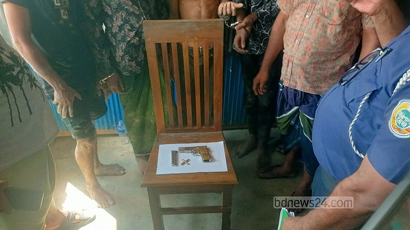 বরগুনায় ভাড়া বাসা থেকে বিদেশি পিস্তল-গুলি উদ্ধার, আটক ৫