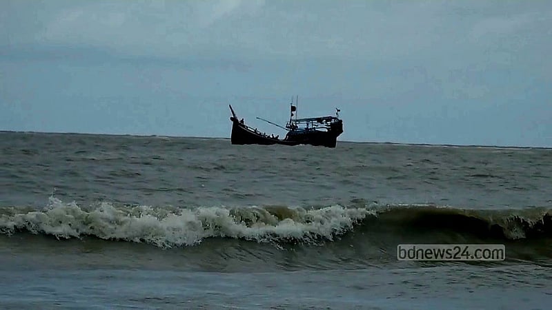 বঙ্গোপসাগরে ট্রলার ডুবে বরগুনার ৫ জেলে নিখোঁজ