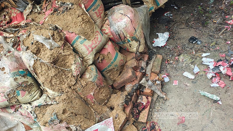 বরিশালে ঘরের পাশের বালুর বস্তায় ‘বোমা বিস্ফোরণ’, শিশুসহ দগ্ধ ৩