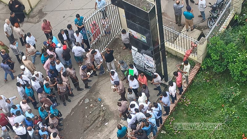 বরিশাল জেলা জজ আদালতের ফটকের সামনে বোমা বিস্ফোরণ